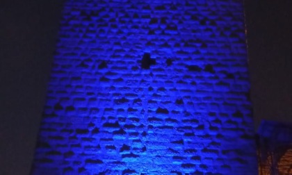 Il castello di Trezzo sull'Adda si colora di blu per dire stop alle bombe sui civili