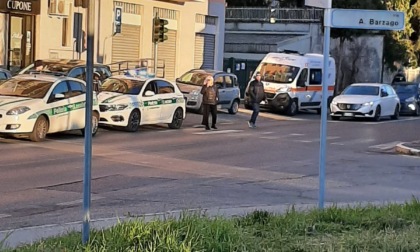 Incidente accanto alla piazza del mercato: ferita una ragazza