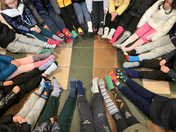 Calzini spaiati: oggi celebriamo la diversità ECCO LE FOTO IN ADDA MARTESANA