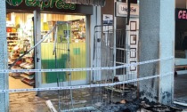 Raid incendiario in centro a Cernusco sul Naviglio, paura davanti a un supermercato