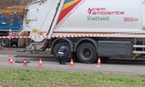 Camion dei rifiuti in manovra investe un anziano: automedica e Vigili del Fuoco a Melzo