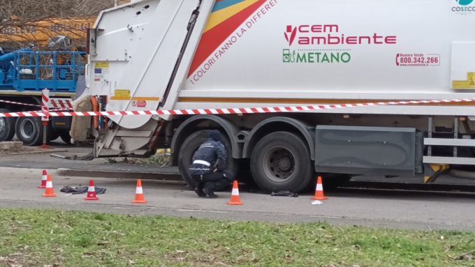 Camion dei rifiuti in manovra investe un anziano: automedica e Vigili del Fuoco a Melzo
