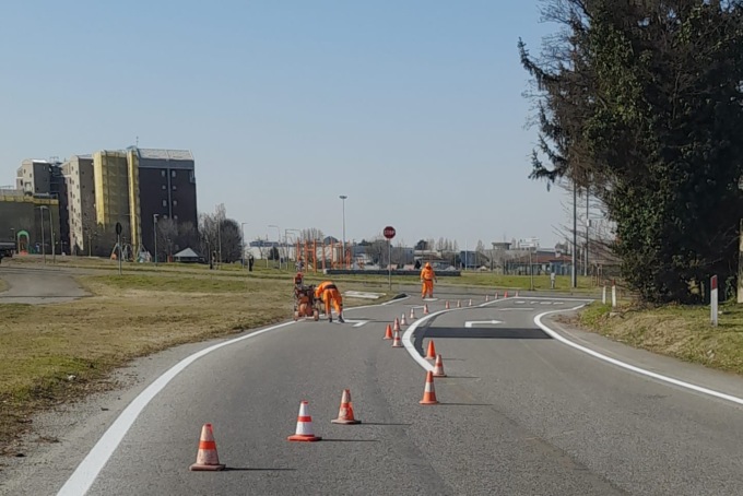 Lavori alla rotonda di Pioltello: finalmente arrivano le strisce pedonali sulla Sp121