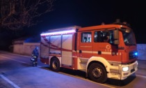 Incendio in un capannone, mobilitazione dei pompieri: forte puzza di plastica a Cologno Monzese