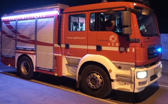 Incendio nella notte: le fiamme devastano un deposito di legname