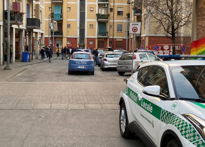 Blitz della Polizia al Satellite e a Piazza Garibaldi: 153 persone controllate, sanzioni per 17mila euro e un espulso