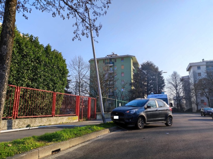 Perde il controllo dell’auto e abbatte un palo della luce. Soccorsi a Pioltello