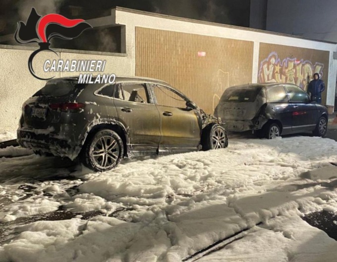 Incendia due auto in sosta e scappa, piromane acciuffato dai Carabinieri