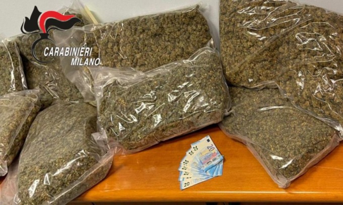 Intervengono per un incidente tra Cernusco e Cologno e sequestrano 20 chili di droga