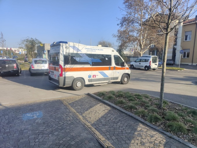 Travolta davanti al Municipio di Pessano, donna di 42 anni ricoverata al San Raffaele
