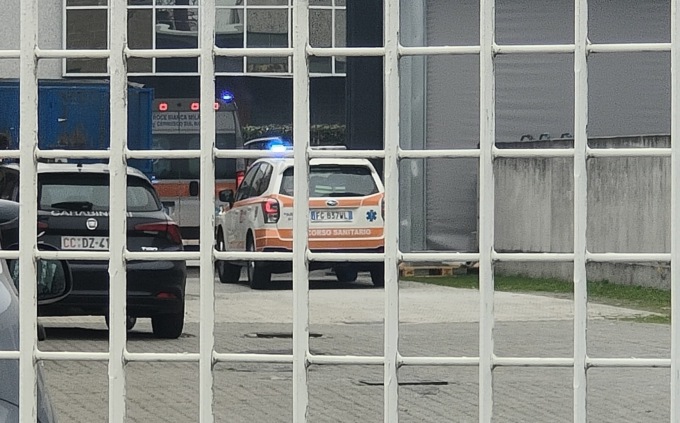 Operaio schiacciato da una bobina a Pessano, soccorso in codice rosso