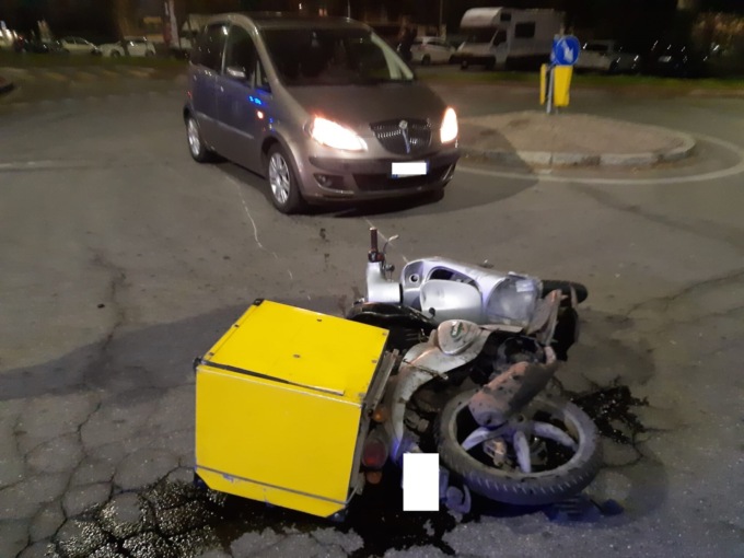 Incidente tra auto e moto a Pioltello coinvolto il fattorino della pizza
