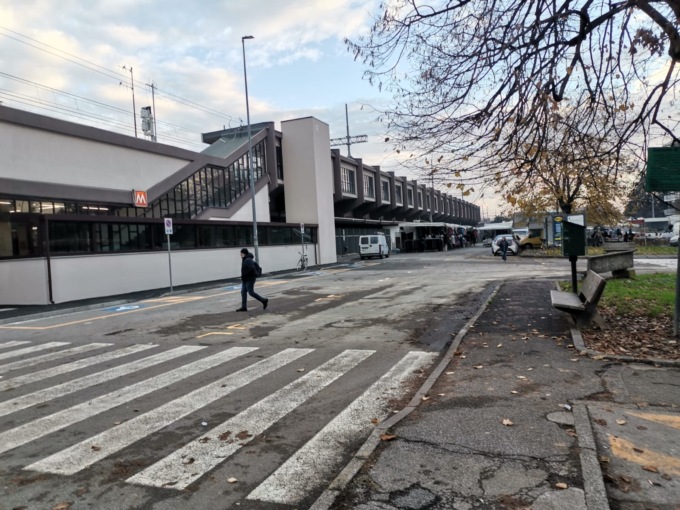 L’ascensore appena inaugurato si blocca e un consigliere di Cassina de’ Pecchi si infuria con l’addetta Atm