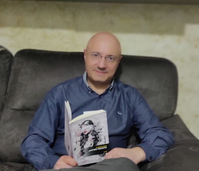 Nella vita fa rispettare le Leggi, ma il suo animo è devoto alla poesia
