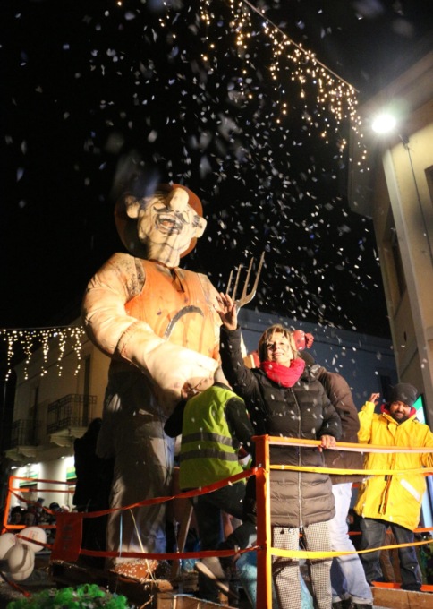 Laser e fiamme: Trezzo ha celebrato il Povero Piero