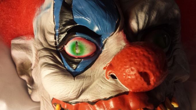 Travestiti da pagliacci rapinano la tabaccheria a Melzo: madre, figlio e nipote sequestrati