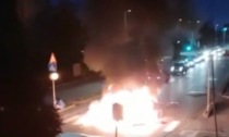Trezzo, dà fuoco a mobili e materassi in mezzo alla strada: fermata dai Carabinieri