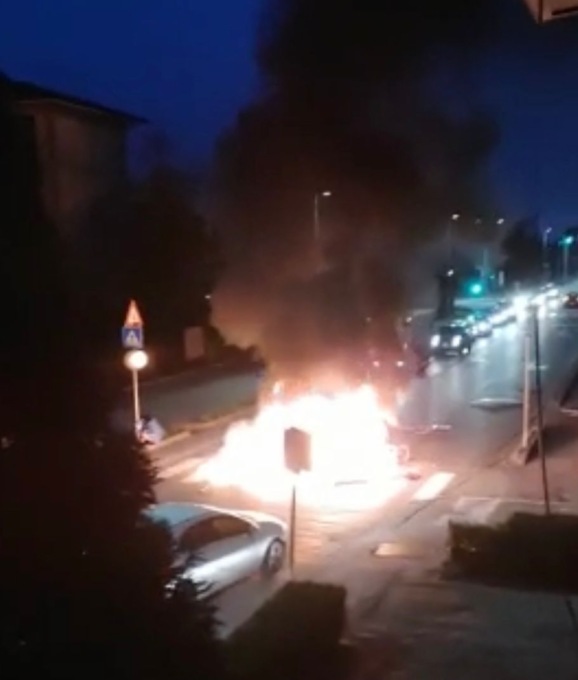 Trezzo, dà fuoco a mobili e materassi in mezzo alla strada: fermata dai Carabinieri
