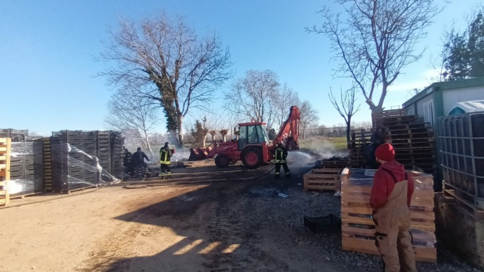 A fuoco centinaia di bancali di plastica in un’azienda agricola di Pessano con Bornago
