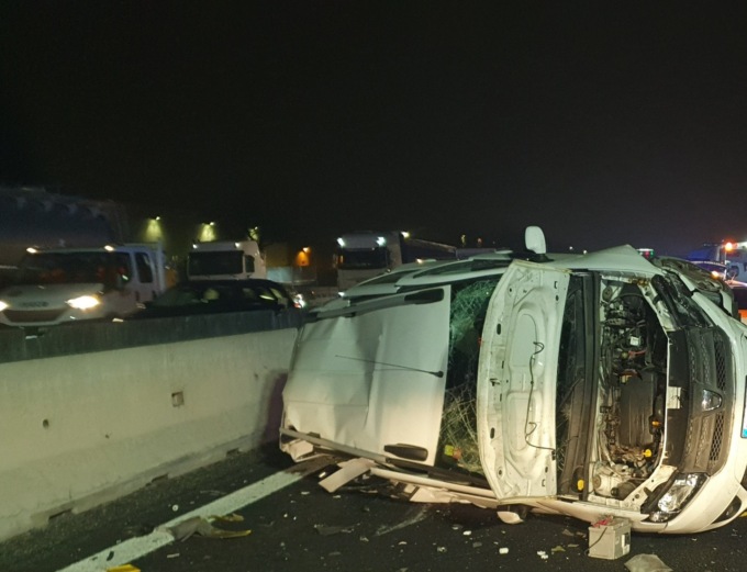 Il cofano si apre all’improvviso in autostrada, si fermano per chiuderlo e l’auto viene travolta