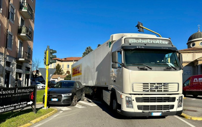Tampona un’Audi con l’autoarticolato a Brugherio, traffico paralizzato per qualche ora