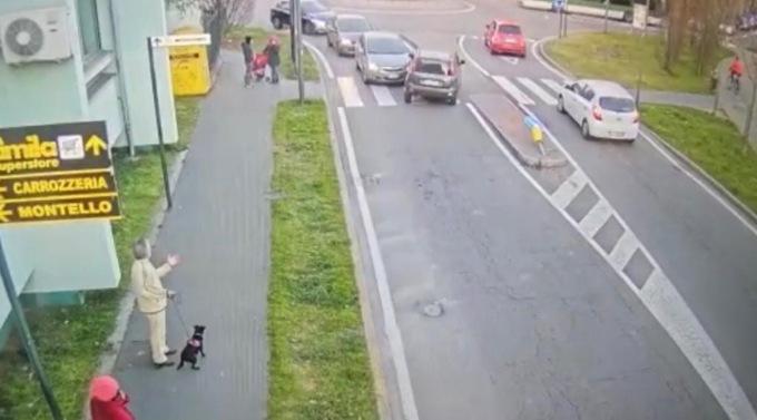 Tre incidenti in venti secondi: anziano in auto semina il panico a Cologno Monzese