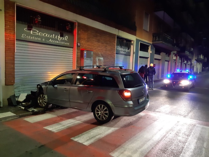 Pioltello, si schianta contro un negozio con la macchina e poi scappa a piedi