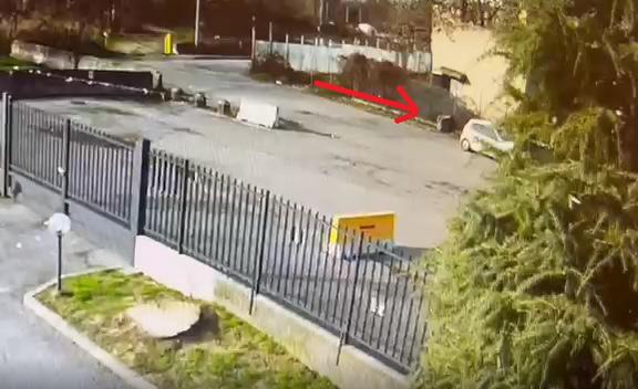 Scarica in strada a Brugherio una poltrona, 70enne beccato grazie a cittadini e telecamere