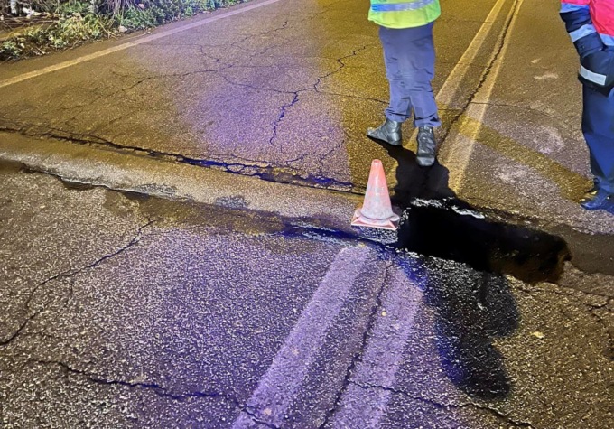 Si rompe un giunto del ponte tra Sesto e Cologno Monzese, tre auto danneggiate