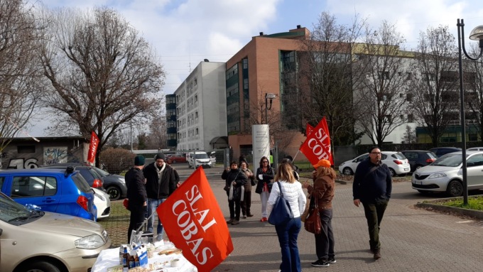 Presidio davanti alla Rsa di Brugherio per dire “no” al trasferimento di un’infermiera