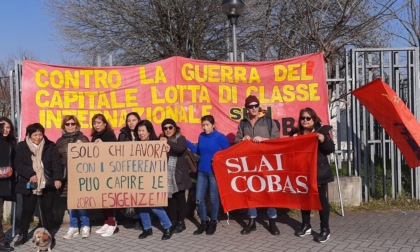 Presidio di protesta dei lavoratori davanti alla Rsa di Cologno Monzese
