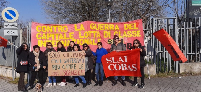 Presidio di protesta dei lavoratori davanti alla Rsa di Cologno Monzese