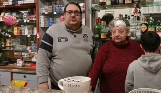 Un commando di “pagliacci” assalta il bar di Melzo, a chiamare i soccorsi un bambino