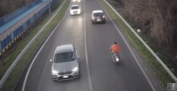 Scappa a un posto di blocco a Segrate: con la patente revocata da 15 anni guidava uno scooter senza assicurazione e revisione