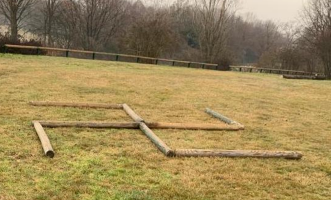 Enorme svastica vicino al Monumento al deportato: la condanna di Anpi e Aned
