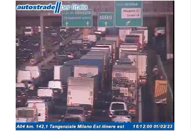 Incidente con un mezzo pesante in A4: traffico bloccato
