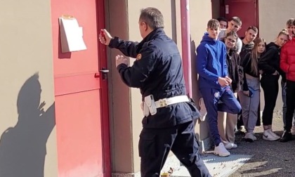 Donne a lezione gratuita di spray al peperoncino grazie alla Polizia Locale di Cologno Monzese