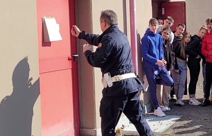 Studenti imparano a usare lo spray al peperoncino grazie alla Polizia Locale di Cologno Monzese