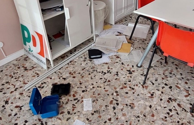 Vandalizzata la sede del Pd di Pioltello: “Chi pensa di spaventarci si sbaglia”