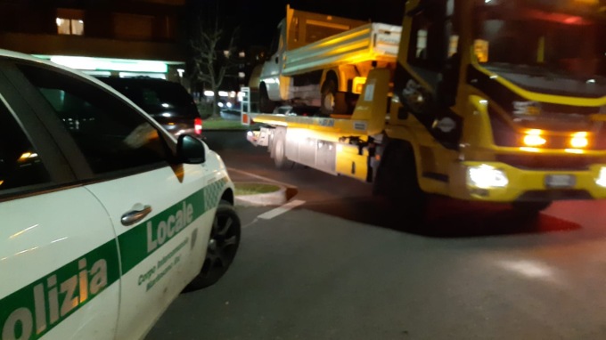 Vaprio, camioncino parcheggiato in strada ma è sotto sequestro: rimosso dalla Polizia Locale