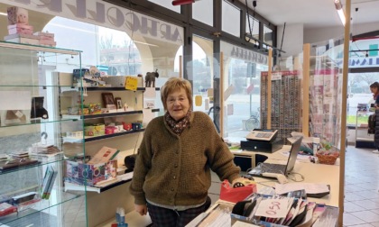 Dopo 42 anni Vilma chiude il suo negozio a Truccazzano: la vetrina rimarrà vuota