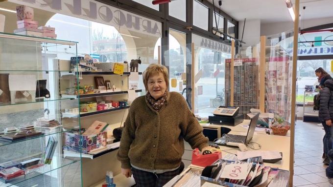 Dopo 42 anni Vilma chiude il suo negozio a Truccazzano: la vetrina rimarrà vuota