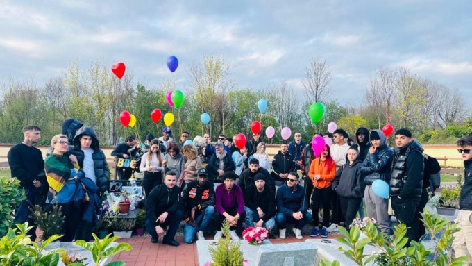Palloncini in cielo per Simone, 22enne ucciso a Pessano