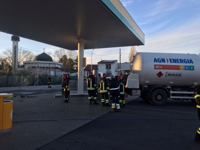 Fuga di gas al distributore di Segrate: strada chiusa, pompieri e polizia in azione