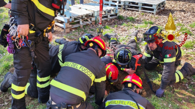 Cade in un pozzo profondo tre metri, recuperata dai Vigili del Fuoco