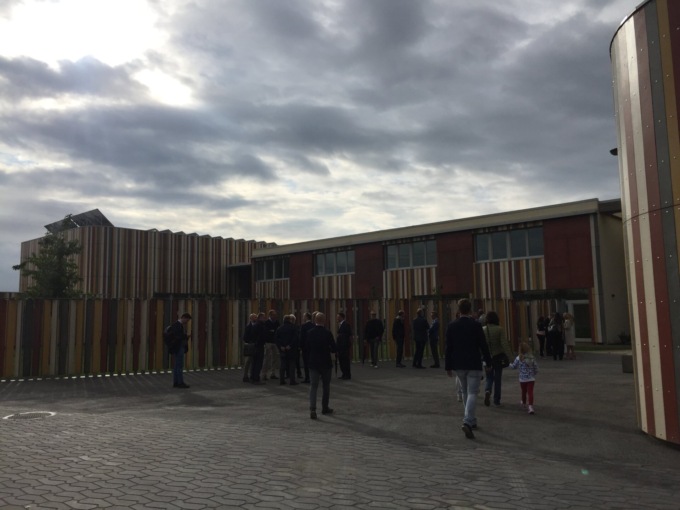 Forte vento, possibili problemi al tetto della nuova scuola primaria di Cernusco sul Naviglio