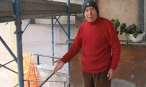 Un 80enne sorprende un ladro che cerca di entrare in casa... e lo picchia con la scopa