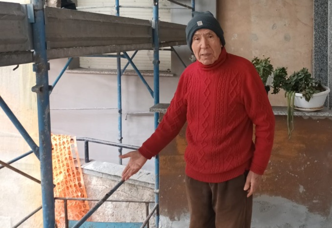 Un 80enne sorprende un ladro che cerca di entrare in casa… e lo picchia con la scopa