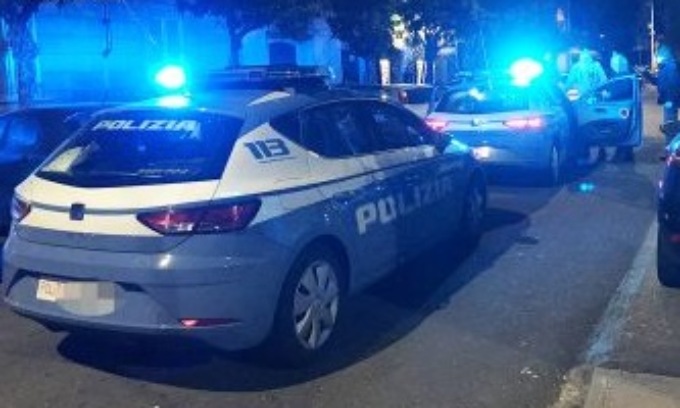 Una ragazza gli chiede di ascoltare una canzone. Un 24enne di Fara Gera d’Adda ci casca e viene derubato del telefono