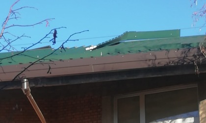 Bellinzago, il vento ha sollevato una piccola porzione del tetto della scuola